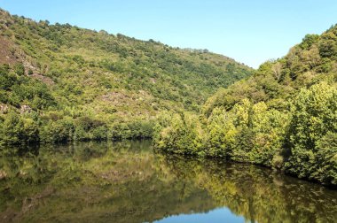 Fransa Madele nehirde güneşli bir günde