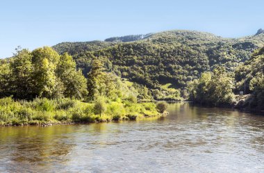 Fransa Madele nehirde güneşli bir günde