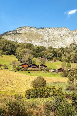 Bulutlu bir günde Fransa 'nın Alplerindeki dağlar
