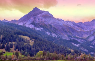 Bulutlu bir günde Fransa 'nın Alplerindeki dağlar