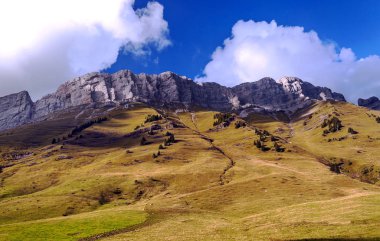 Bulutlu bir günde Fransa 'nın Alplerindeki dağlar