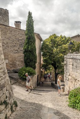 Bulutlu bir günde Fransa Gordes Köyü