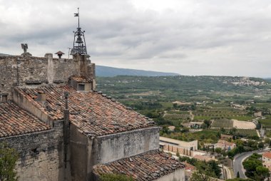 Bulutlu bir günde Fransa Gordes Köyü