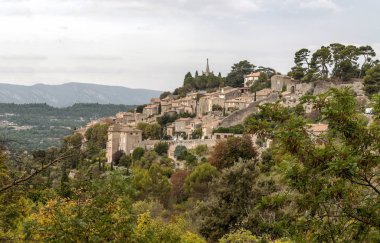Bulutlu bir günde Fransa Gordes Köyü