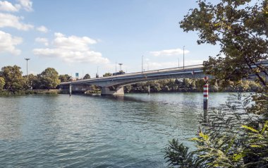 Güneşli bir günde Alpleri'nde Fransa'nın nehir