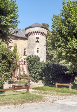Güney Fransa dağlarındaki Conques sokakları güneşli bir günde