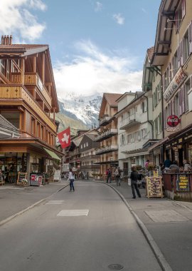 Lauterbrunnen, Berne-Eylül 2014. Sokakta Lauterbrunnen İsviçre bulutlu bir günde İsviçre dağlarında. İnsanlar sokaklarda çevresinde görmek.