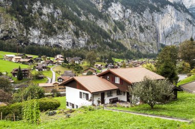 Bulutlu bir günde İsviçre Alplerinde ahşap evler