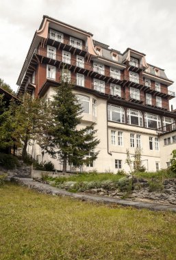 Bulutlu bir günde İsviçre 'deki Murren dağlarında ahşap evler