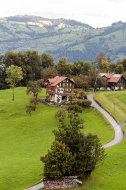 Bulutlu bir günde İsviçre Alplerinde ahşap evler