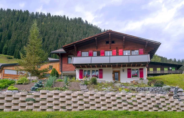Деревянные Дома Горах Муррен Швейцарии Облачный День — стоковое фото