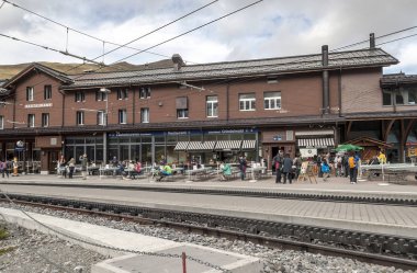Lauterbrunnen, Berne-Eylül 2014. Bulutlu bir günde İsviçre dağlarında Tren İstasyonu Lauterbrunnen İsviçre içinde. Parça etrafında insanlar görmek.
