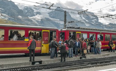 Lauterbrunnen, Berne-Eylül 2014. Bulutlu bir günde İsviçre dağlarında Tren İstasyonu Lauterbrunnen İsviçre içinde. Parça etrafında insanlar görmek.