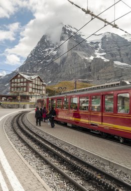 Lauterbrunnen, Berne-Eylül 2014. Bulutlu bir günde İsviçre dağlarında Tren İstasyonu Lauterbrunnen İsviçre içinde. Parça etrafında insanlar görmek.