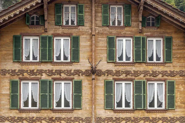 Fachada Con Flores Las Ventanas Suiza —  Fotos de Stock