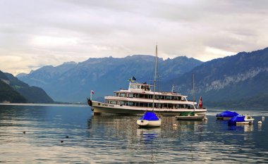 Spiez, İsviçre bulutlu bir günde teknelerle Berne, İsviçre-Eylül 2014, gölde arka planda dağlar