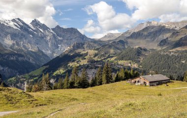 Bulutlu bir günde İsviçre 'deki Murren Dağları