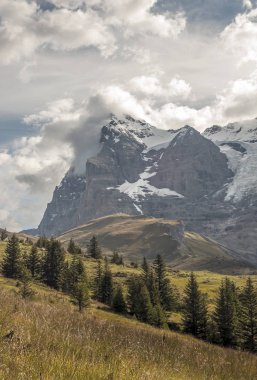 Bulutlu bir günde İsviçre 'deki Murren Dağları