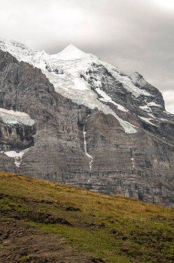 Bulutlu bir günde İsviçre 'deki Murren Dağları
