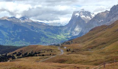 Bulutlu bir günde İsviçre 'deki Murren Dağları