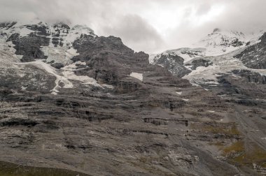 Bulutlu bir günde İsviçre 'deki Murren Dağları