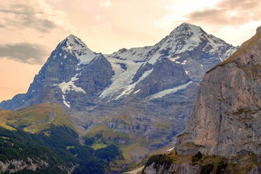 Bulutlu bir günde İsviçre 'deki Murren Dağları