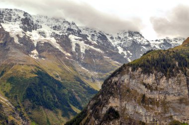 Bulutlu bir günde İsviçre 'deki Murren Dağları