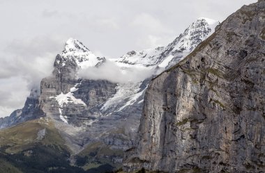 Bulutlu bir günde İsviçre 'deki Murren Dağları