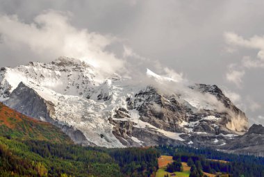 Bulutlu bir günde İsviçre 'deki Murren Dağları