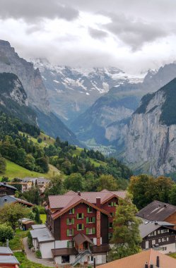 Bulutlu bir günde İsviçre 'deki Murren dağlarında ahşap evler