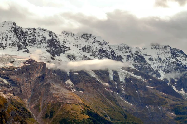 Murren Hegyek Svájcban Egy Felhős Napon — Stock Fotó