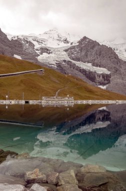 İsviçre 'de Murren Gölü bulutlu bir günde