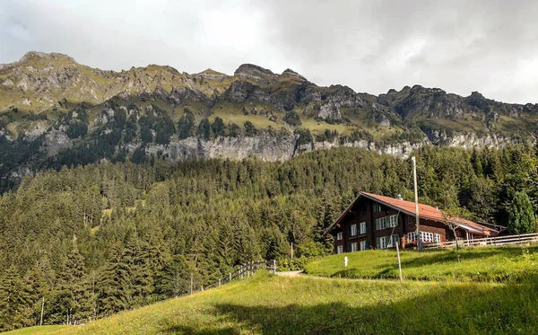 Bulutlu Bir Günde Sviçre Deki Murren Dağlarında Ahşap Evler — Stok fotoğraf
