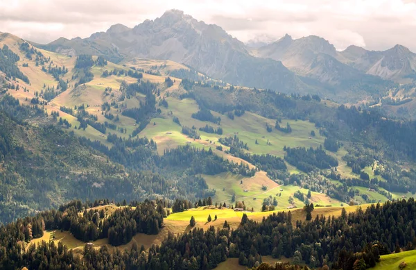 曇りの日にスイスのムルレン山 — ストック写真