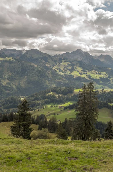多云的瑞士穆伦山 — 图库照片