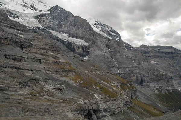 Murren Hegyek Svájcban Egy Felhős Napon — Stock Fotó