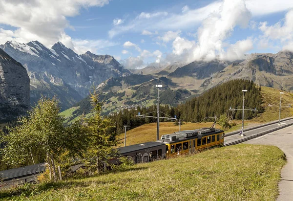 Murren Βουνά Στην Ελβετία Μια Συννεφιασμένη Μέρα — Φωτογραφία Αρχείου