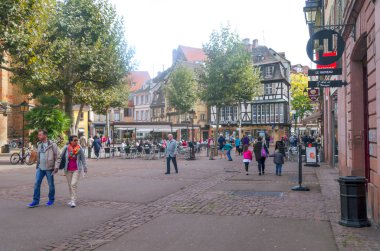 Colmar, Alsacia, Fransa-Eylül 2014. Anonim insanlar onları yoIda. Sen-ebilmek görmek onların renkli cephe ile tipik evleri