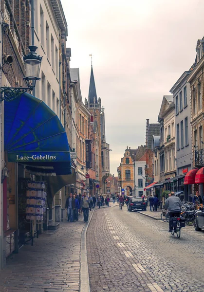 ブルージュ フランダース ベルギー 2014年 曇りの日にその中世様式のファサードを持つベルギーのブルージュの街 それらを歩いている人々 を参照してください — ストック写真