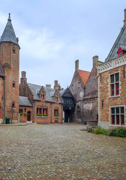 Bulutlu bir günde ortaçağ tarzı cepheleriyle Belçika 'da Bruges sokakları.