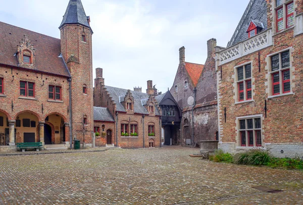 Bulutlu Bir Günde Ortaçağ Tarzı Cepheleriyle Belçika Bruges Sokakları — Stok fotoğraf