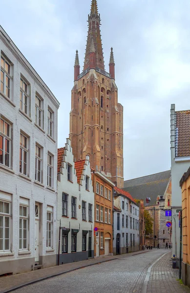 Bulutlu Bir Günde Ortaçağ Tarzı Cepheleriyle Belçika Bruges Sokakları — Stok fotoğraf
