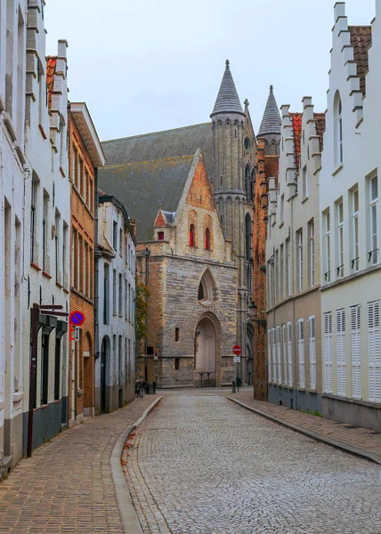 Bulutlu Bir Günde Ortaçağ Tarzı Cepheleriyle Belçika Bruges Sokakları — Stok fotoğraf