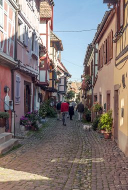 Colmar, Alsacia, Fransa-Eylül 2014. Anonim insanlar onları yoIda. Sen-ebilmek görmek onların renkli cephe ile tipik evleri