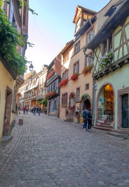 Colmar, Alsacia, Fransa-Eylül 2014. Anonim insanlar onları yoIda. Sen-ebilmek görmek onların renkli cephe ile tipik evleri