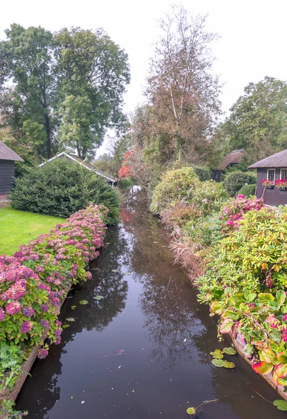 Giethoorn Byn Holland Med Kanaler Och Lantliga Hus Molnig Dag — Stockfoto