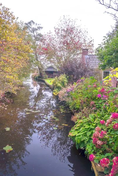 Giethoorn Aldeia Holanda Com Canais Casas Rurais Dia Nublado — Fotografia de Stock