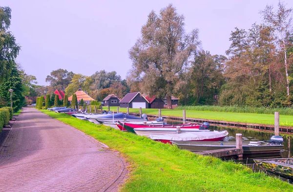 Giethoorn Hollandia Falu Csatornákkal Vidéki Házakkal Egy Felhős Napon — Stock Fotó