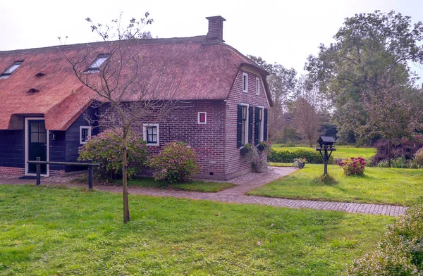 Giethoorn Bulutlu Bir Günde Kanalları Kırsal Evleri Olan Hollanda Köyü — Stok fotoğraf