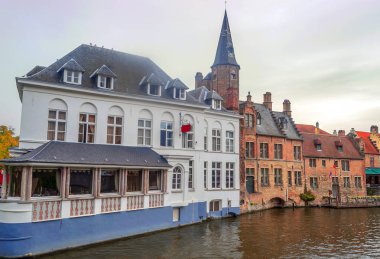 Bulutlu bir günde ortaçağ tarzı cepheleriyle Belçika 'da Bruges sokakları.
